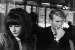 Jean-Marie Le Clézio s manželkou. Paríž, 1965. Foto: Henri Cartier-Bresson / Magnum Photos