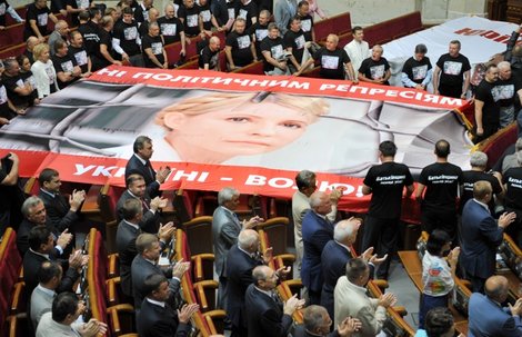Plagátu s fotografiou bývalej predsedníčky vlády Julie Tymošenkovej a heslom „Koniec politických represií“.  Foto: Sergei Supinsky / Getty Images 